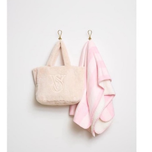 New VICTORIA'S SECRET
Cozy-Fleece Blanket. BLANKET ONLY - Picture 1 of 2